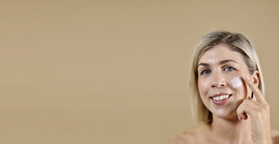 Exfolier la peau de son visage avec le masque tri-exfoliant